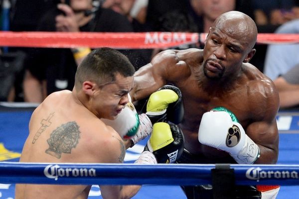 Μποξ: Έφερε… τσίρκο, αλλά δυσκολεύτηκε ο Mayweather (videos)