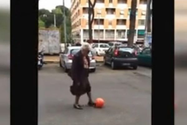Freestyle Football: Γιαγιά... μπαλαδόρος! (video)
