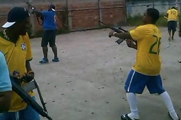 Βραζιλία: Πυροβολισμοί με καλάσνικοφ μετά από εύστοχο πέναλτι (video)