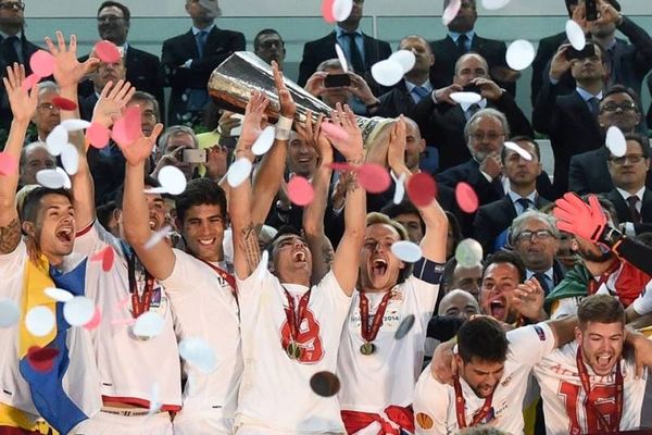 Σεβίλλη: Σηκώνοντας το τρόπαιο (photos)