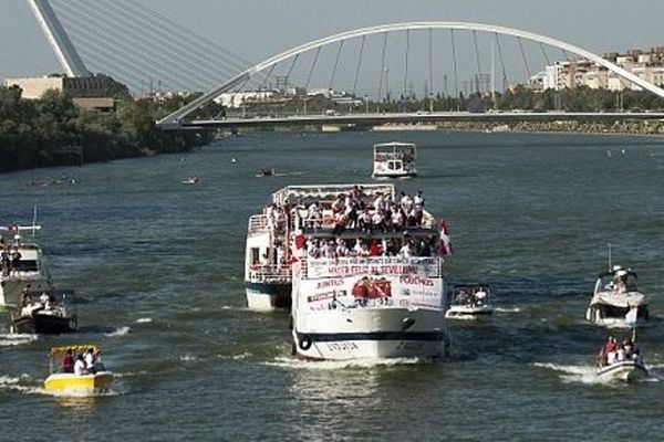 Σεβίλλη: Παρέλαση με πούλμαν, βάρκα και... ελικόπτερο! (photos+videos)
