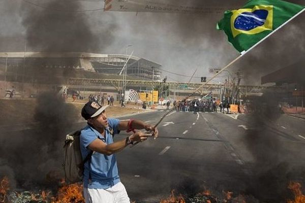 Παγκόσμιο Κύπελλο Βραζιλίας: Φωτιές σε διαδηλώσεις (photos)