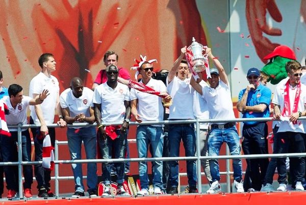 Άρσεναλ: Ο γύρος του Λονδίνου με το τρόπαιο (photos+videos)