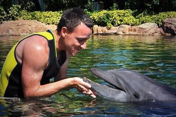Τσέλσι: Φιλάει στο στόμα δελφίνια ο Τέρι (photos)