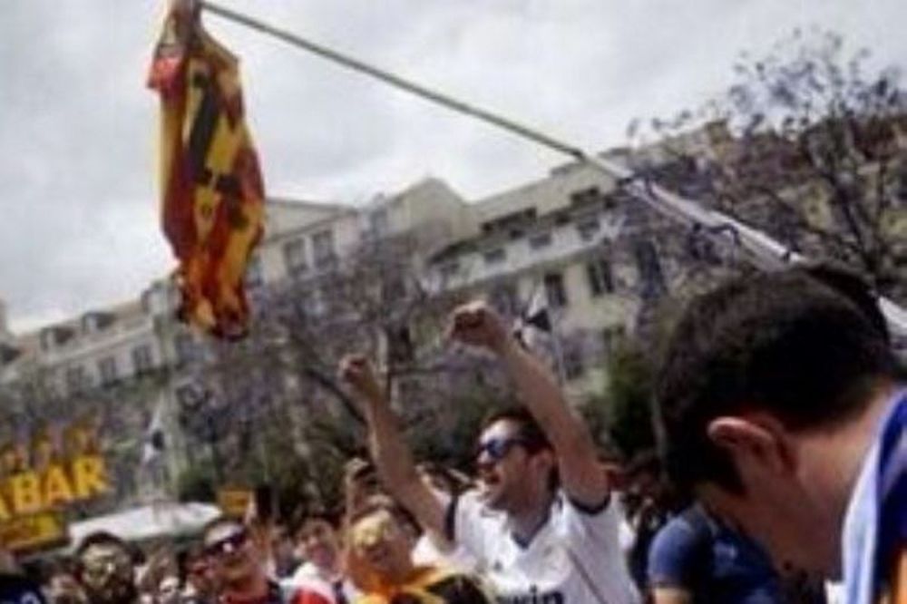 Ρεάλ-Ατλέτικο: Έκαψαν φανέλα της Μπαρτσελόνα