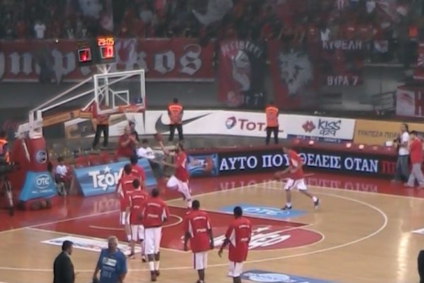 Onsports TV: Η είσοδος του Ολυμπιακού στο ΣΕΦ (video)