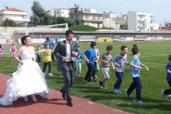 Πήγαν για ζέσταμα πριν την… κρεμάλα: Για τρέξιμο στο στάδιο νύφη και γαμπρός (pics)