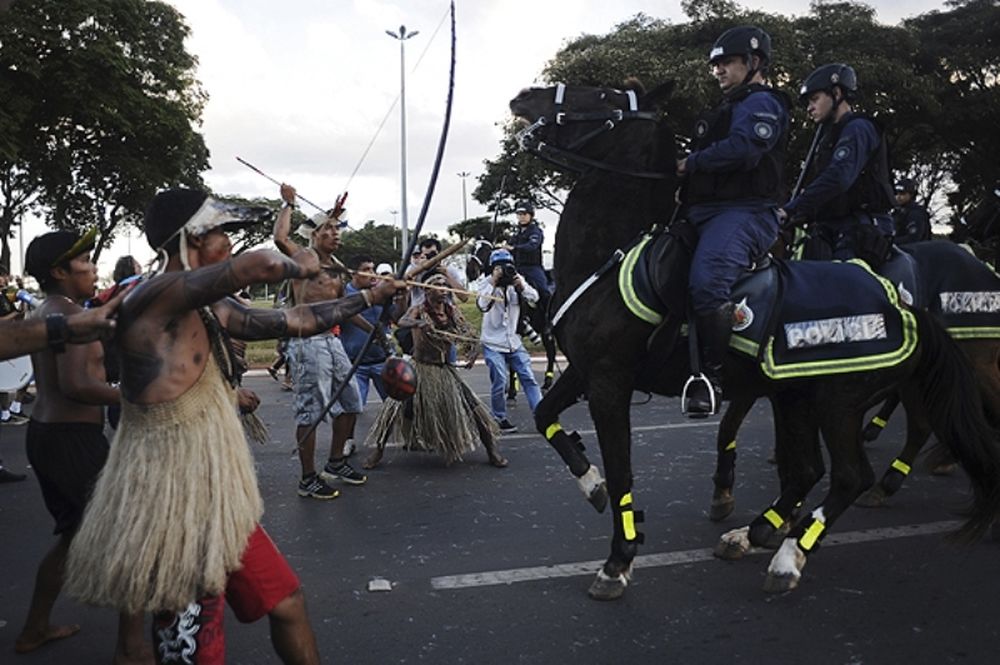 Παγκόσμιο Κύπελλο: Ιθαγενείς Βραζιλιάνοι «έδειραν» αστυνομικούς (photos)