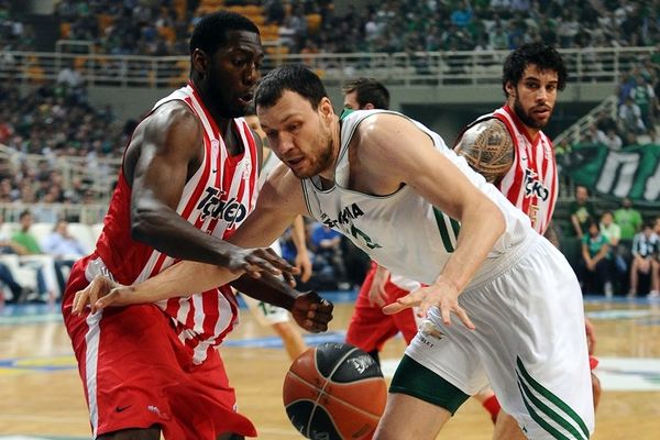 «Διπλό» ο Ολυμπιακός, 69-64 τον Παναθηναϊκό