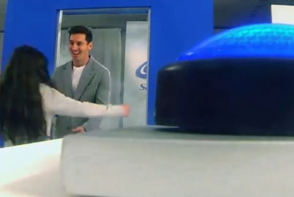 Μπαρτσελόνα: Αγκαλιές σε οπαδούς ο Μέσι (video)