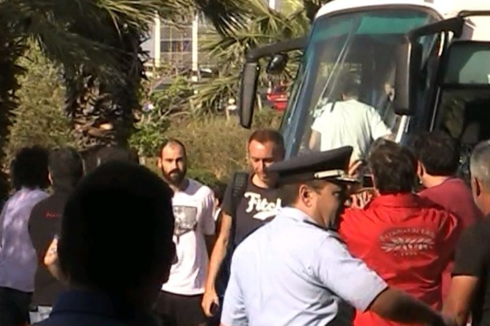 Onsports TV: Με συνθήματα η άφιξη του Ολυμπιακού (video)