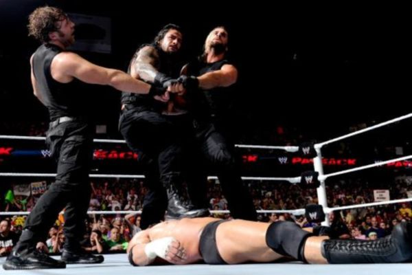 Payback: Έβγαλαν… σκούπες οι Shield (videos+photos)