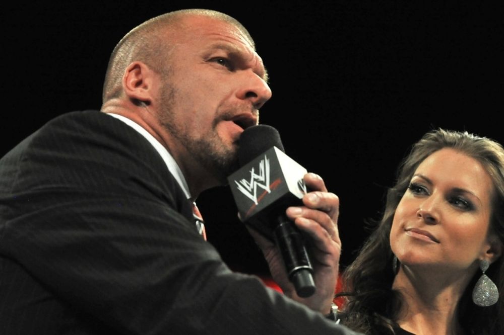 Raw: Αφαίρεση τίτλου από Bryan (photos+videos)