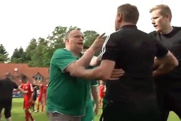 Γερμανία: Προπονητής έκανε ότι τον έπνιξε ο αντίπαλος! (video)