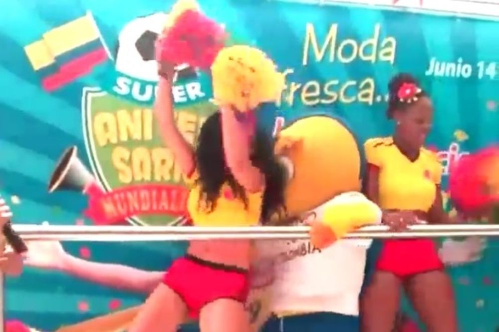 Μουντιάλ 2014: Η μασκότ «κόλλησε» σε χορεύτρια (video)