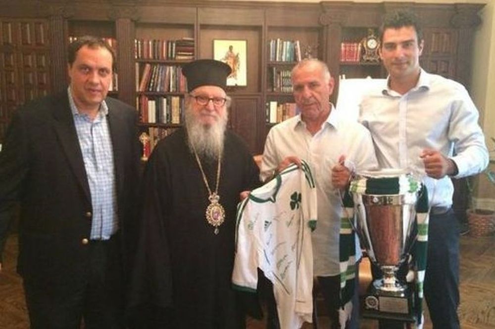 Παναθηναϊκός: Το Κύπελλο στον Αρχιεπίσκοπο Αμερικής