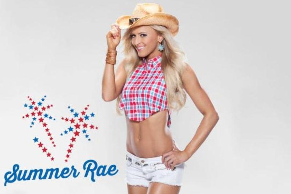 WWE: Οπλοφορεί η Summer Rae (photos)