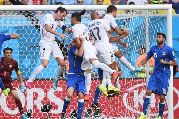 Ιταλία - Ουρουγουάη 0-1: Έβαλε… πλάτη για την πρόκριση ο Γκοντίν! (photos)
