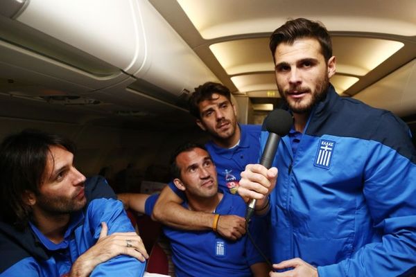 Παγκόσμιο Κύπελλο Ποδοσφαίρου 2014 – Ελλάδα: Καρνέζης ρεπόρτερ και χαμός στο αεροπλάνο! (video)