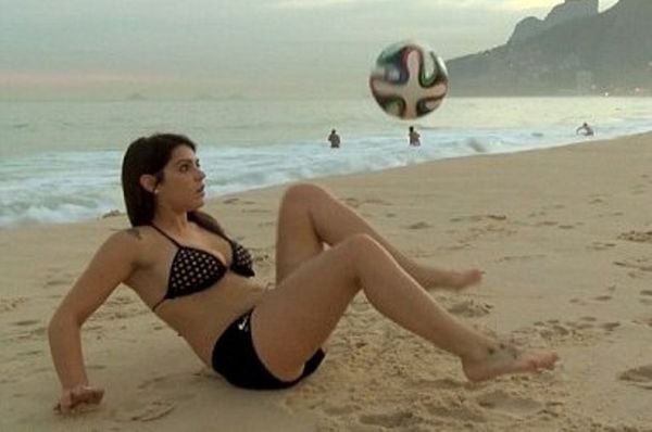 Παγκόσμιο Κύπελλο Ποδοσφαίρου - Φάση των 16: Η γυναίκα που τα... δείχνει στον Μέσι! (photos+video)