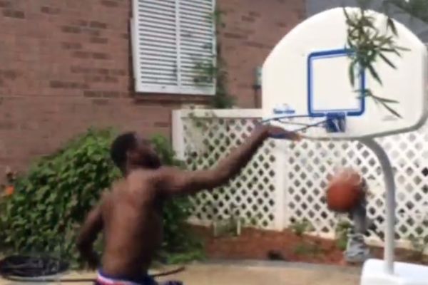 ΝΒΑ: Μπάσκετ με καρφώματα στην πισίνα ο Έβανς! (video)