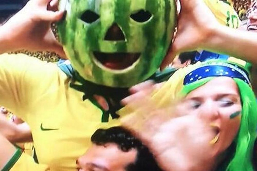 Παγκόσμιο Κύπελλο Ποδοσφαίρου - Προημιτελικοί: Βραζιλιάνος οπαδός με... καρπούζι στο κεφάλι! (video)