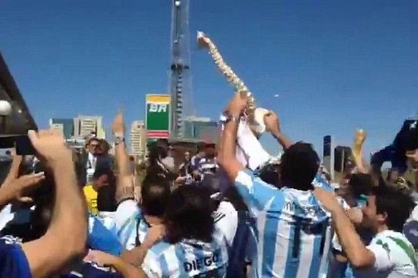 Παγκόσμιο Κύπελλο Ποδοσφαίρου - Ημιτελικοί: Πανηγυρίζουν για Νεϊμάρ οι Αργεντινοί (video)
