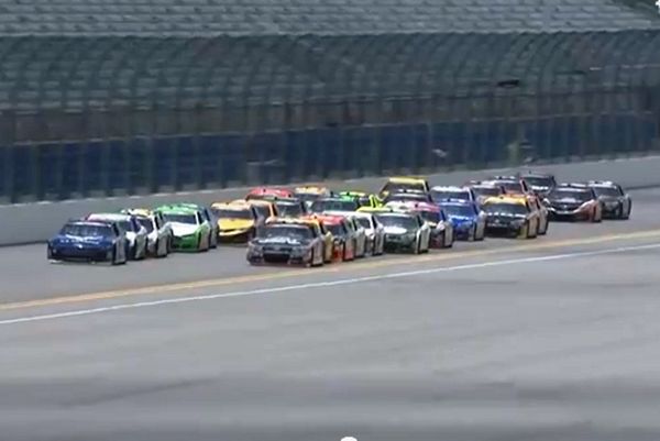 NASCAR: Καραμπόλα… αλλά χωρίς τραυματισμούς (video) 