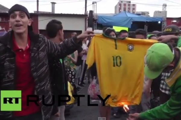 Παγκόσμιο Κύπελλο Ποδοσφαίρου - Ημιτελικοί: Έκαψαν τη φανέλα του Νεϊμάρ (video)