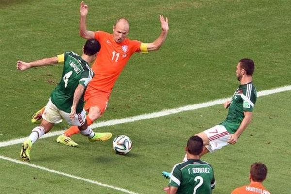 Παγκόσμιο Κύπελλο Ποδοσφαίρου 2014 - Μεξικό: Ακόμη τα «έχουν» με τον Ρόμπεν (photo)