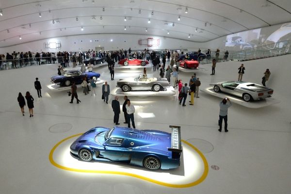 Γέμισε Maserati το μουσείο Ferrari στη Μόντενα!