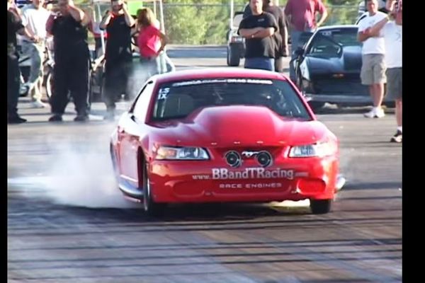 Μπορεί να πετάξει ένα Ford Mustang; (βίντεο)