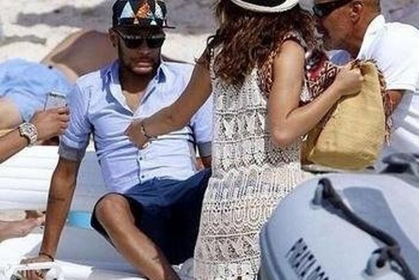 Μπαρτσελόνα: Αναρρώνει με… κορσέ στην Ιμπίζα ο Νεϊμάρ (photos)