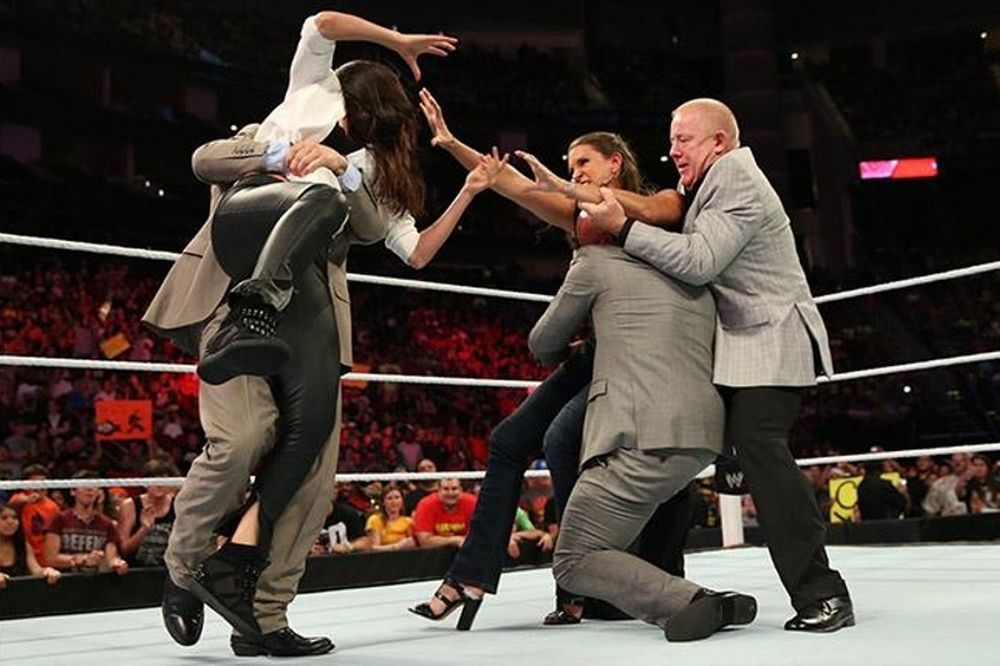 Raw: Ματς για… Stephanie McMahon (photos+videos)