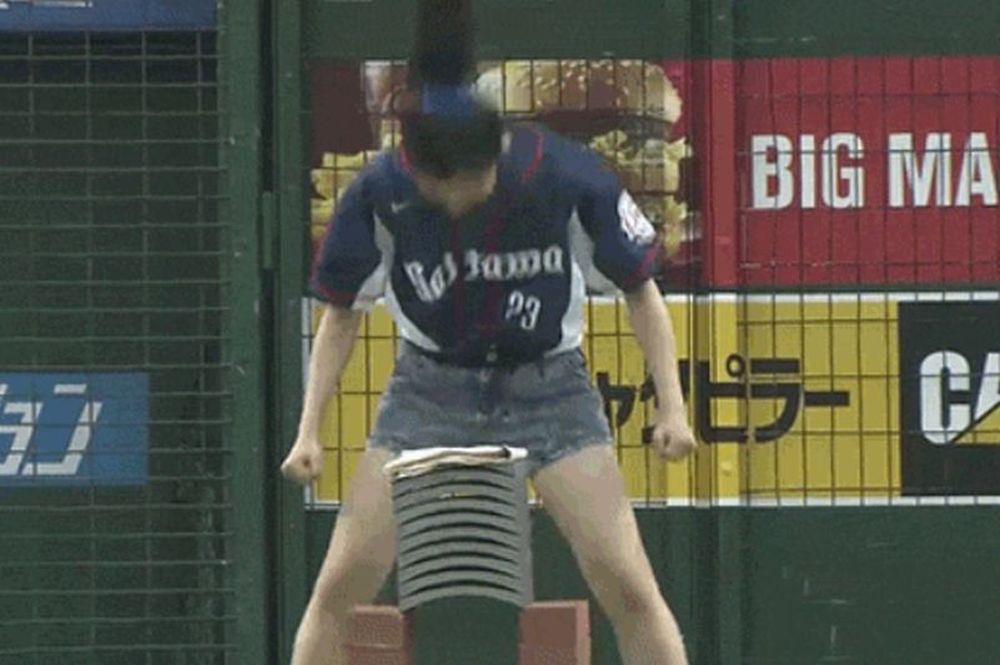 Απίστευτη Γιαπωνέζα, σπάει… τούβλα με το κεφάλι και παίζει μπέιζμπολ! (video+photos)
