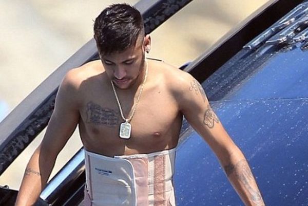 Νεϊμάρ: Φοράει ακόμα κορσέ στα μπάνια του (photos)