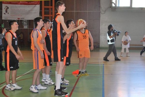 Μπάσκετ: Ο 13χρονος Ρουμάνος «γίγαντας» θα φτάσει τα 2.44! (photos+videos)