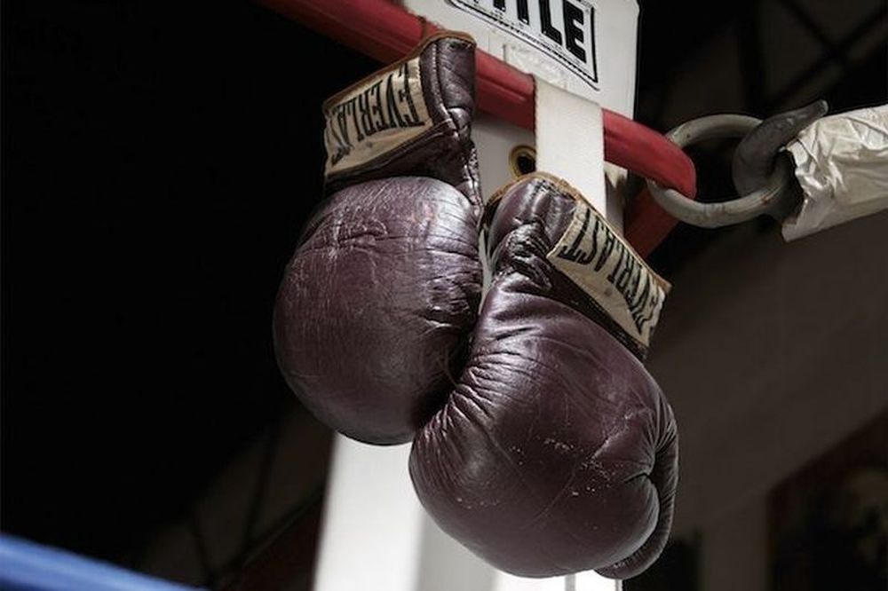 Πουλήθηκαν 400.000 $ τα… γάντια του αιώνα! (video)