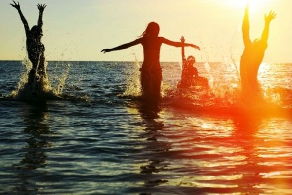 «Μην κολυμπάς, αν δεν περάσουν τρεις ώρες από το φαγητό» Ισχύει τελικά;