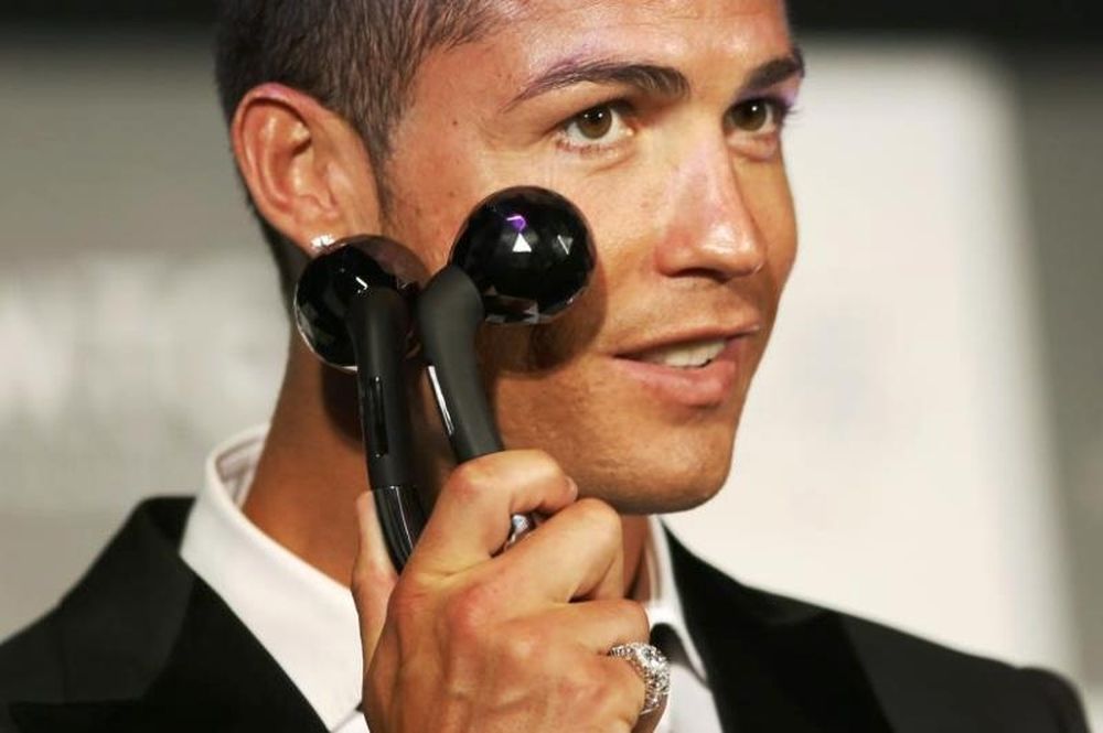 Συσκευή μασάζ προσώπου διαφημίζει ο Κριστιάνο (video)