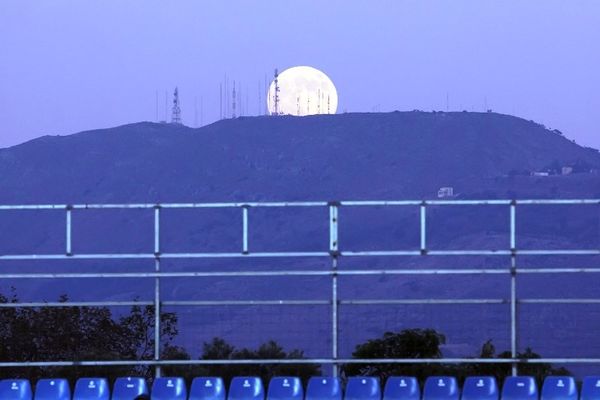 Αυγουστιάτικη πανσέληνος στο... γήπεδο (photos)