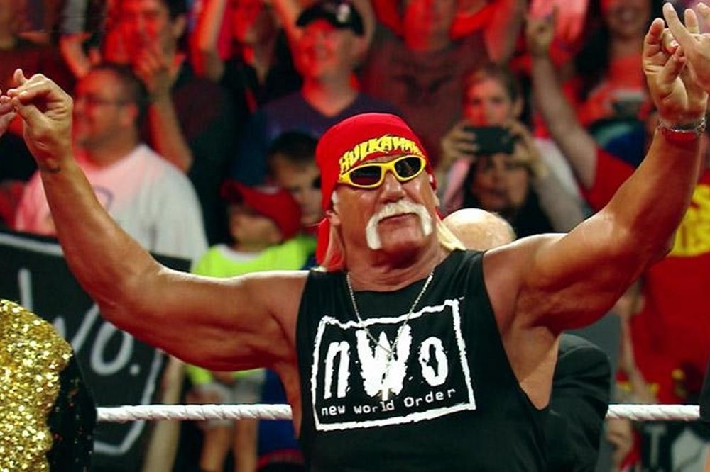 Raw: Εισβολέας στα γενέθλια του Hogan (photos+videos)