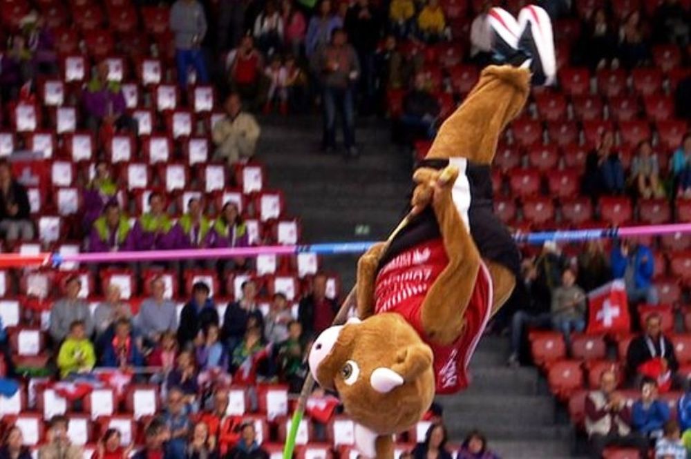 Ευρωπαϊκό Στίβου Ζυρίχης: Το άλμα επί κοντώ της... μασκότ (video)