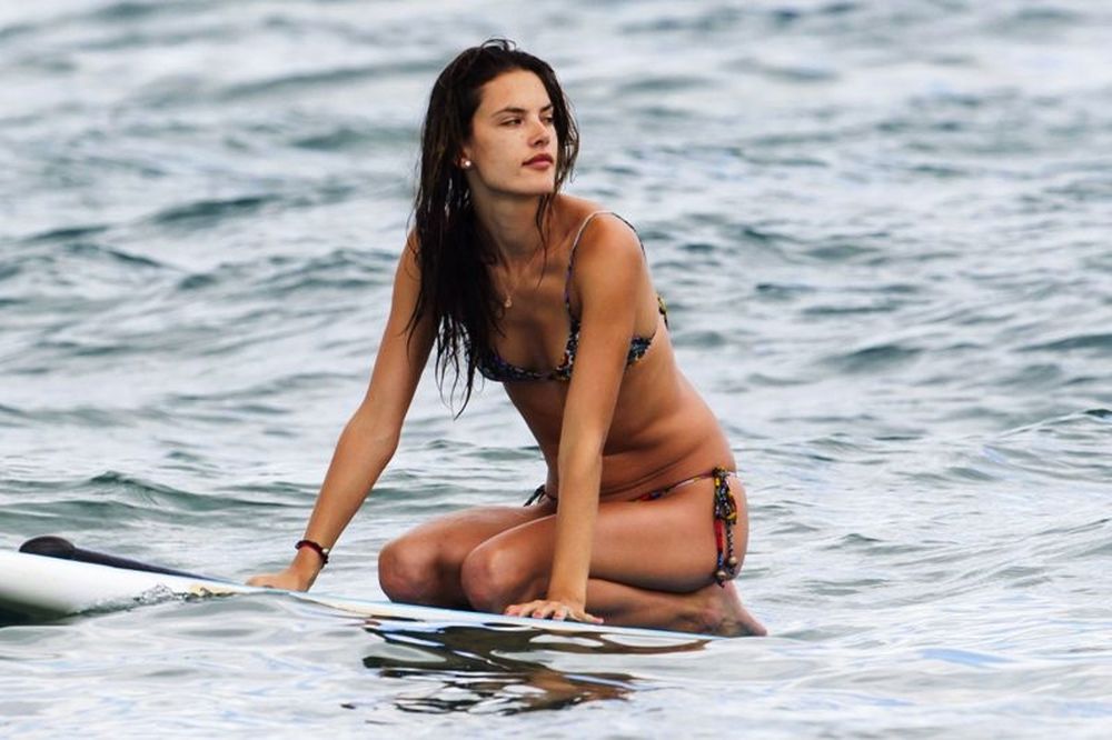 Εντυπωσιακή Αλεσάντρα Αμπρόσιο στη Χαβάη (photos+video)