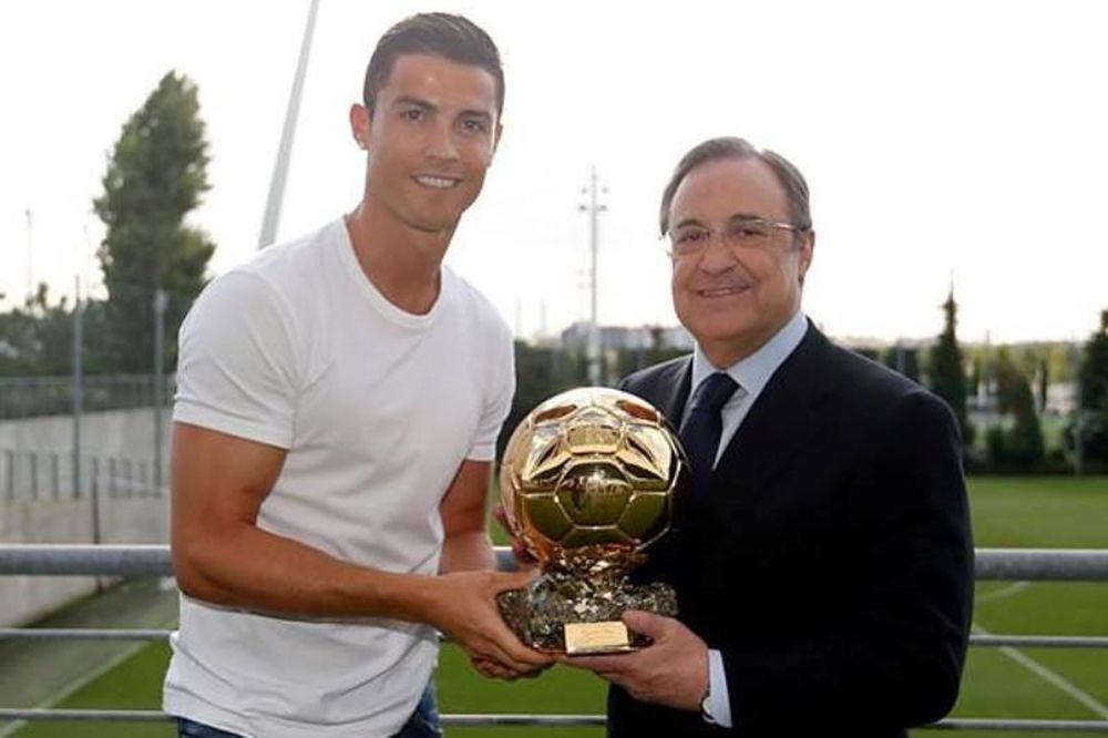 Ρεάλ Μαδρίτης: Έδωσε τη Χρυσή Μπάλα στον πρόεδρο ο Ρονάλντο (photos)
