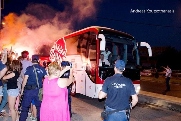 Ολυμπιακός: Θερμή υποδοχή στο Αγρίνιο (video)