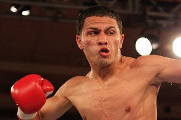 Μποξ: Αήττητος συνεχίζει ο Ruenroeng (video)