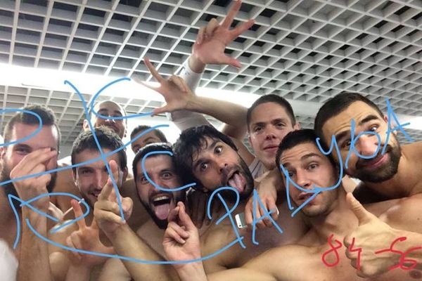 Μουντομπάσκετ: Έβγαλε... γλώσσα στη selfie ο Τεόντοσιτς (photos)