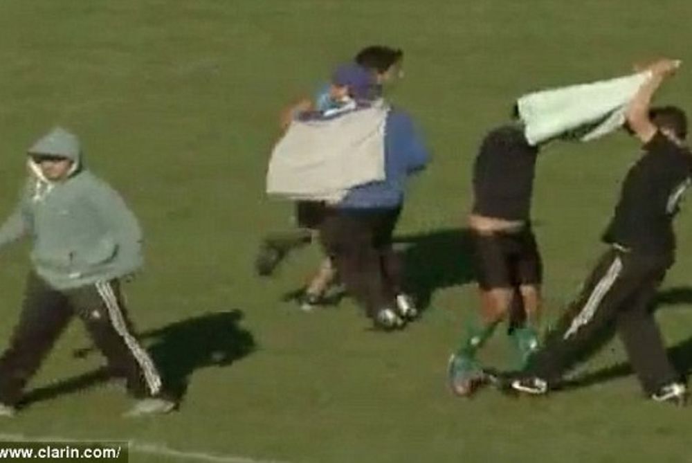 Χούλιγκαν στην Αργεντινή  έγδυσαν παίκτη στη διάρκεια αγώνα (video + photos)