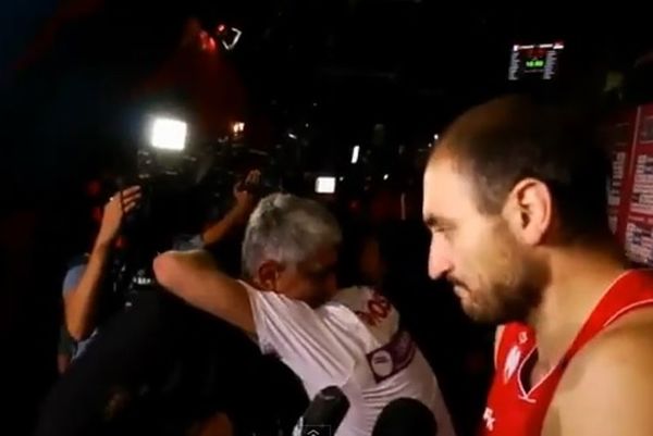 Mundobasket 2014: Αγκάλιασε και τον Τεόντοσιτς ο Γιαννάκης (video)